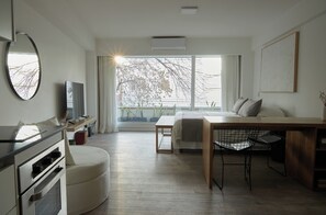 1 chambre, coffre-fort, fer et planche à repasser, lit de bébé portatif