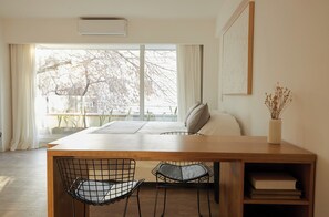 1 غرفة نوم وخزنة داخل الغرفة ومكواة/لوح كي وسرير سفر