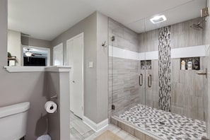 Shower, hair dryer, towels, soap - Go jump in the Lake-Ray Hubbard (Rowlett)