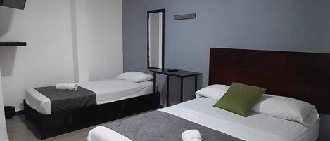 Basic trippelrum | Duntäcken, gratis wi-fi och sängkläder