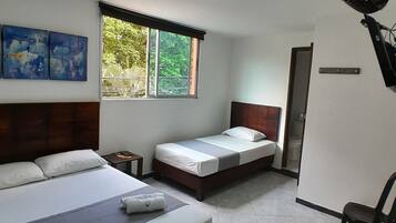 Habitación triple básica | Edredones de plumas, wifi gratis, ropa de cama