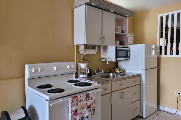 Een magnetron, een oven, een koffiezetapparaat/waterkoker