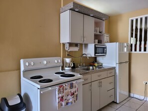 Mikroaaltouuni, uuni, kahvin-/teenkeitin