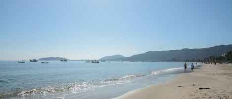 En la playa, arena blanca