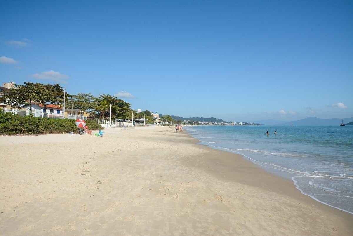 På stranden og hvit sand