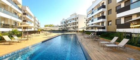 Piscine extérieure, parasols de plage, chaises longues