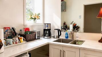 Cafetière/bouilloire, réfrigérateur, micro-ondes, bouilloire électrique