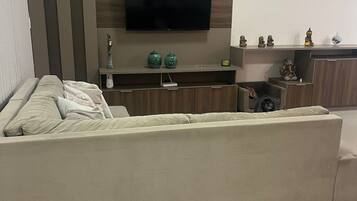 Casa Comfort Rio Vermelho - Florianópolis | Área de estar | Smart TV 40 polegadas com canais digitais, Netflix