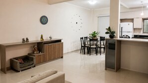 패밀리 하우스 | 거실 공간 | 디지털 채널 시청이 가능한 40인치 스마트 TV, 넷플릭스, 스트리밍 서비스