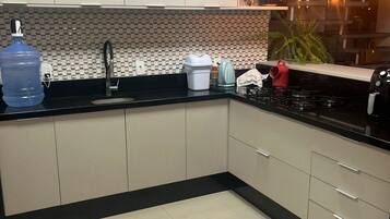 Casa Comfort Rio Vermelho - Florianópolis | Private kitchen | Fridge, microwave, cookware/dishes/utensils, dining tables