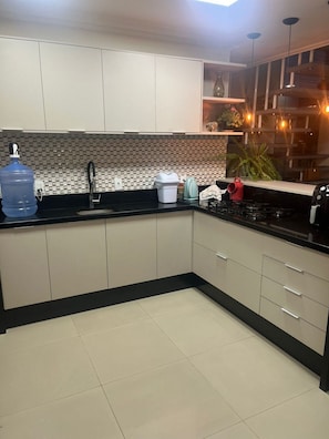 Casa Comfort Rio Vermelho - Florianópolis | Cozinha privada | Geladeira, micro-ondas, talheres/pratos/utensílios de cozinha