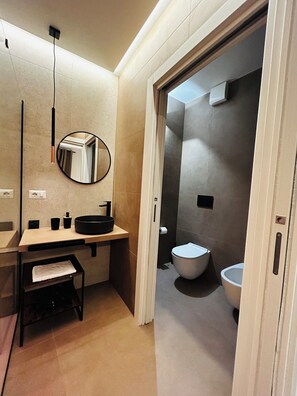Douche, sèche-cheveux, bidet, serviettes fournies