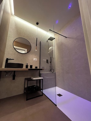 Doccia, asciugacapelli, bidet, asciugamani