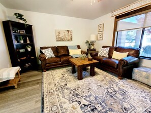 Smart TV, fireplace, ping pong, books