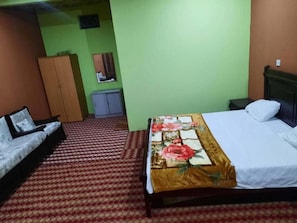 5 bedrooms, in-room safe, desk, iron/ironing board