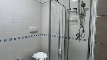 Dusche, Bidet, Handtücher, Seife