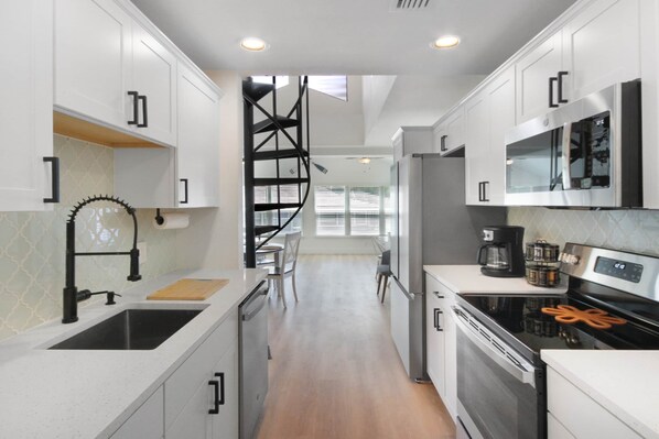 Geladeira, micro-ondas, fogão, cooktop