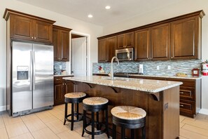 Fridge, microwave, oven, stovetop - Swim Spa Nights & Desert Light – Roadrunner (Hurricane)