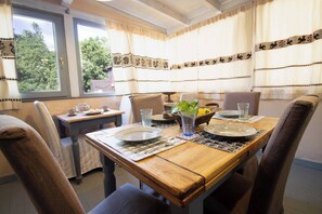Villa, 3 habitaciones, patio, vista al jardín | Restaurantes