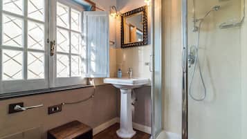 Vila, 3 quartos, varanda, vista para o jardim | Banheiro