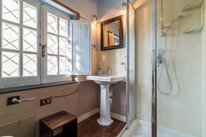 Villa, 3 slaapkamers, patio, uitzicht op tuin | Badkamer