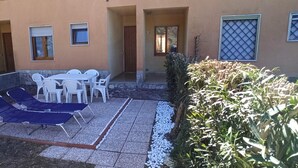 Outdoor dining - Exclusive Garden Apartment (Castelsardo)