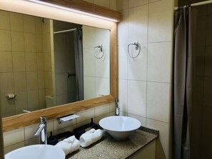 Shower, hair dryer, towels, soap - Tipanie- Apt F2 PPT w/pool, A/C, high speed Wifi and wonderful view (Papeete)