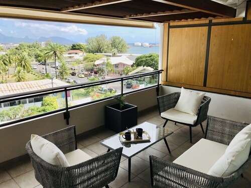 Tipanie- Apt F2 PPT w/pool, A/C, high speed Wifi and wonderful view