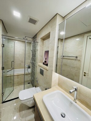 Dusche, Haartrockner, Bidet, Handtücher