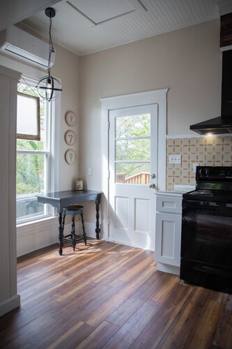 Walk to downtown, spas, shops & bike trails- stylish, affordable, pet friendly