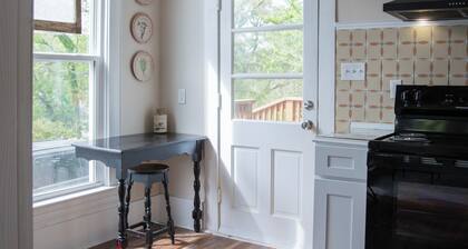 Walk to downtown, spas, shops & bike trails- stylish, affordable, pet friendly