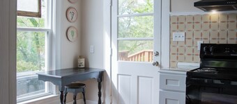Walk to downtown, spas, shops & bike trails- stylish, affordable, pet friendly