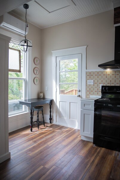 Walk to downtown, spas, shops & bike trails- stylish, affordable, pet friendly