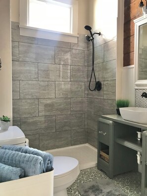 Shower, hair dryer, towels, soap - Walk to downtown, spas, shops & bike trails- stylish, affordable, pet friendly (Hot Springs)