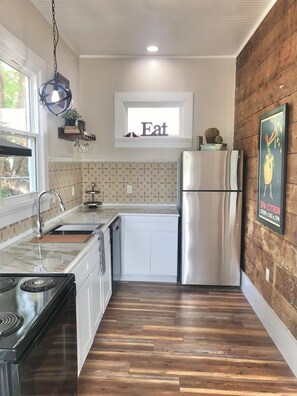 Kühlschrank, Mikrowelle, Ofen, Herdplatte