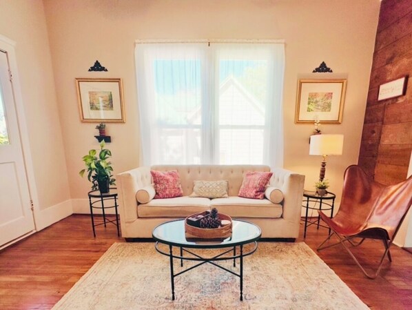 Smart TV, books - Walk to downtown, spas, shops & bike trails- stylish, affordable, pet friendly (Hot Springs)