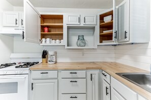 Fridge, oven, stovetop, toaster - Winsome Woodward 2bd, 1 ba near fairgrounds and OKC Downtown Riverwalk (Oklahoma City)