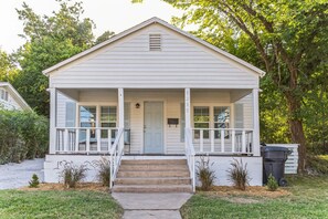 Exterior - Winsome Woodward 2bd, 1 ba near fairgrounds and OKC Downtown Riverwalk (Oklahoma City)