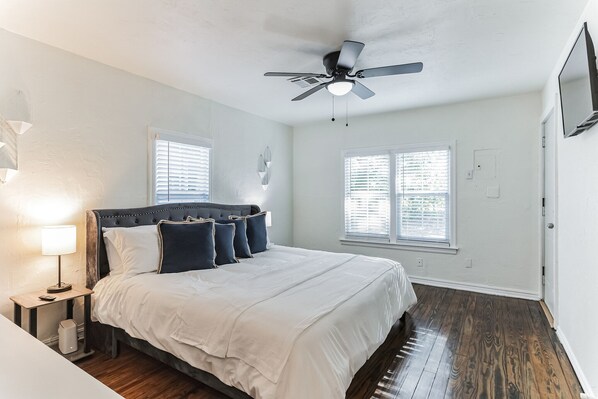 2 bedrooms, iron/ironing board, WiFi, bed sheets - Winsome Woodward 2bd, 1 ba near fairgrounds and OKC Downtown Riverwalk (Oklahoma City)
