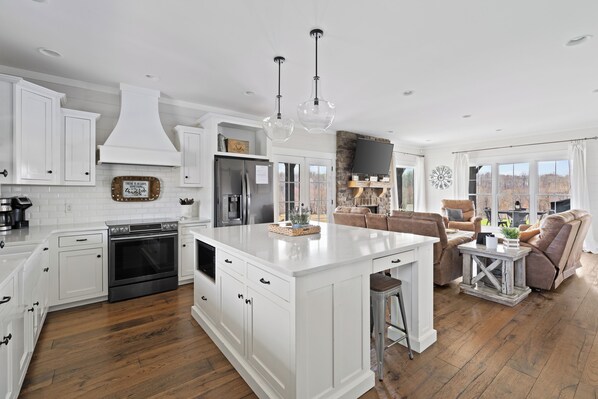 Fridge, microwave, oven, stovetop - Beautiful Relaxing House w a private lake joining the Mammoth Cave National Park (Mammoth Cave)