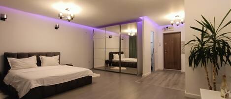 1 dormitorio, tabla de planchar con plancha, wifi y ropa de cama
