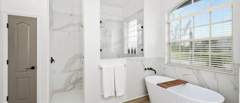 吹风机、坐浴桶、毛巾、肥皂