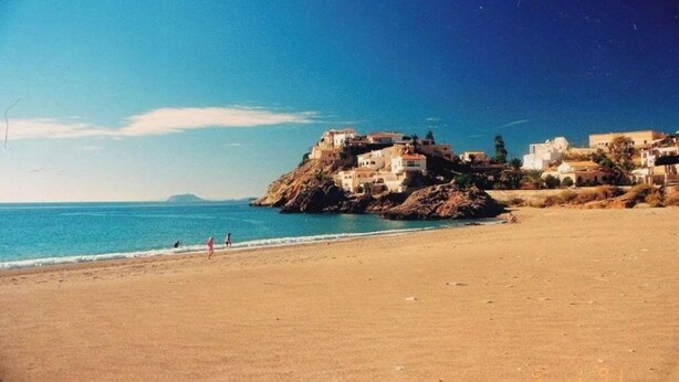 A beach with buildings on a rocky outcrop. - Piso Bolnuevo Playa, muy Cerca de la Playa, al Lado Todos los Servicios, (Bolnuevo)