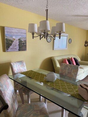 Living area - Beautiful condo centrally located in Marco Island. Walk to all! (Marco Island)