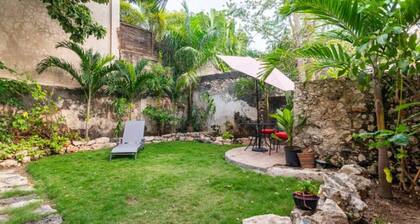 Amplia Suite de 2R con Cocineta, Comedor, Patio y Mini Alberca Privada