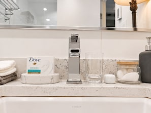 Douche, séchoir à cheveux, serviettes fournies, savon
