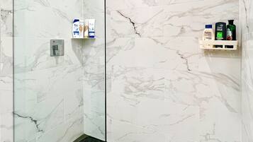 Dusche, Haartrockner, Handtücher, Seife
