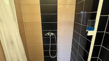 Deluxe-Zimmer | Badezimmer | Haartrockner, Handtücher, Seife, Toilettenpapier