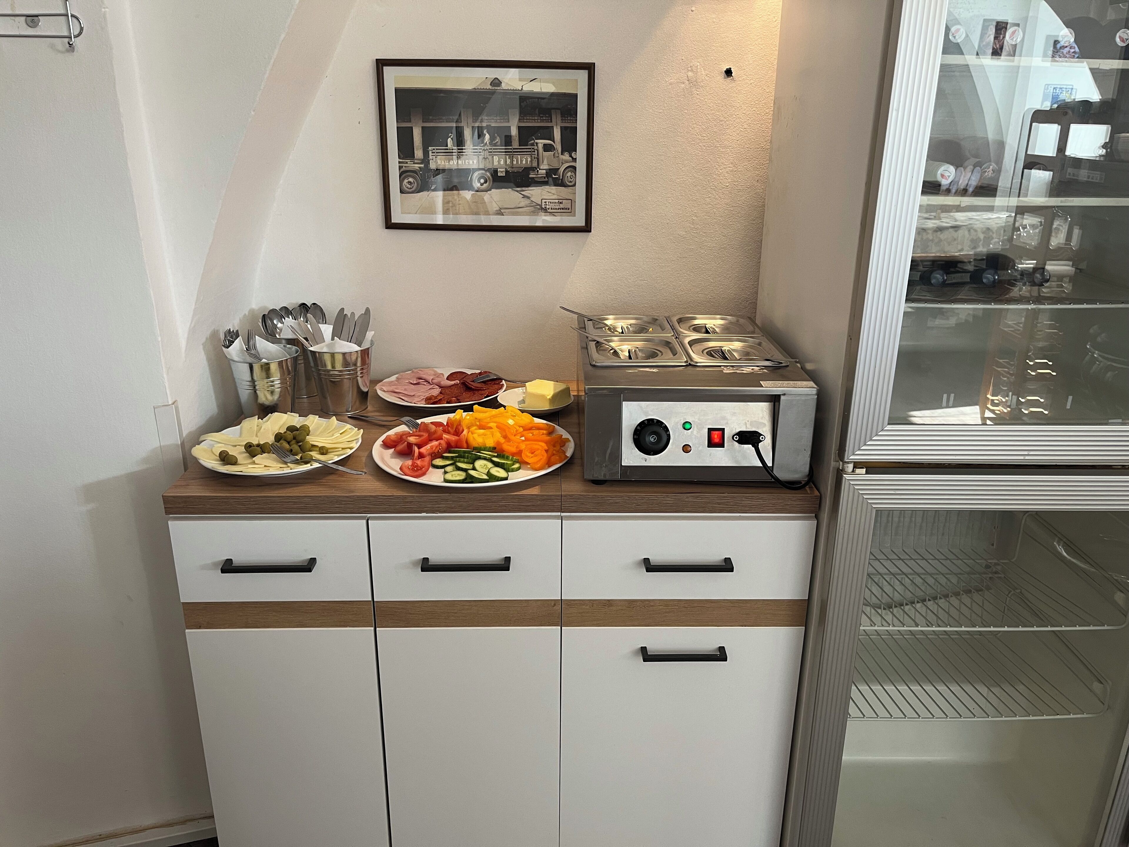 فطور أوروبي يوميًا بتكلفة قدرها (200 CZK للشخص)