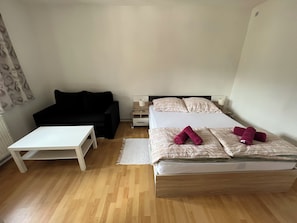 Deluxe Room | 1 bedroom, hypo-allergenic bedding, desk, laptop workspace - H&M Penzion (Zlutice)